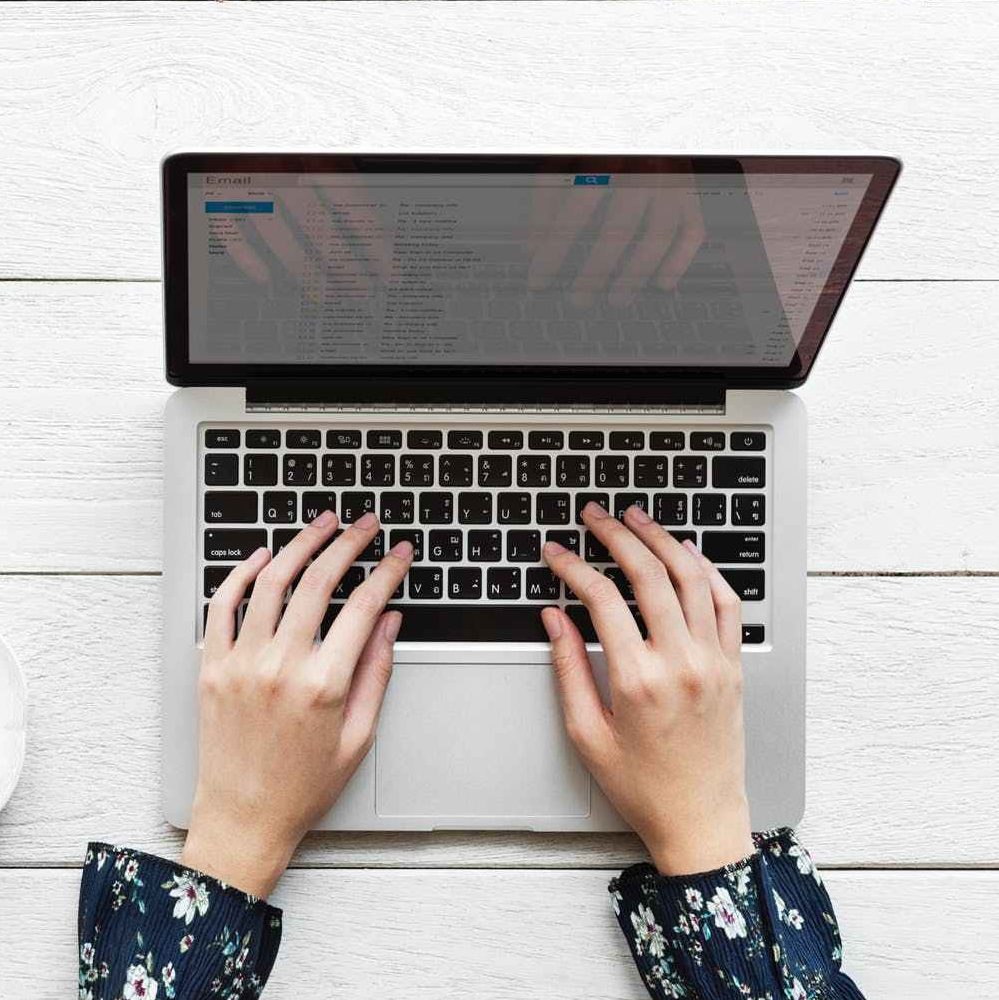 Lakberendező mentorprogram: projektmenedzsment – lakberendezési projekt irányítása laptop előtt gépelő kéz